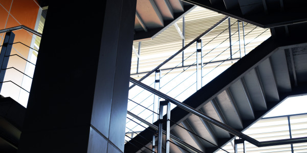 Pintar Fachadas de Empresas / Negocios / Locales Comerciales en Fuenlabrada · Pintado de Escaleras