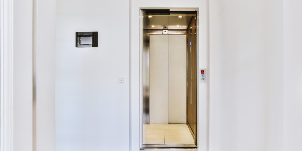 Pintar Fachadas y Patios de Luces de Comunidades Vecinos / Propietarios Fuenlabrada · Esmalte de Puertas de Ascensores, Puertas de Emergencia y Portales